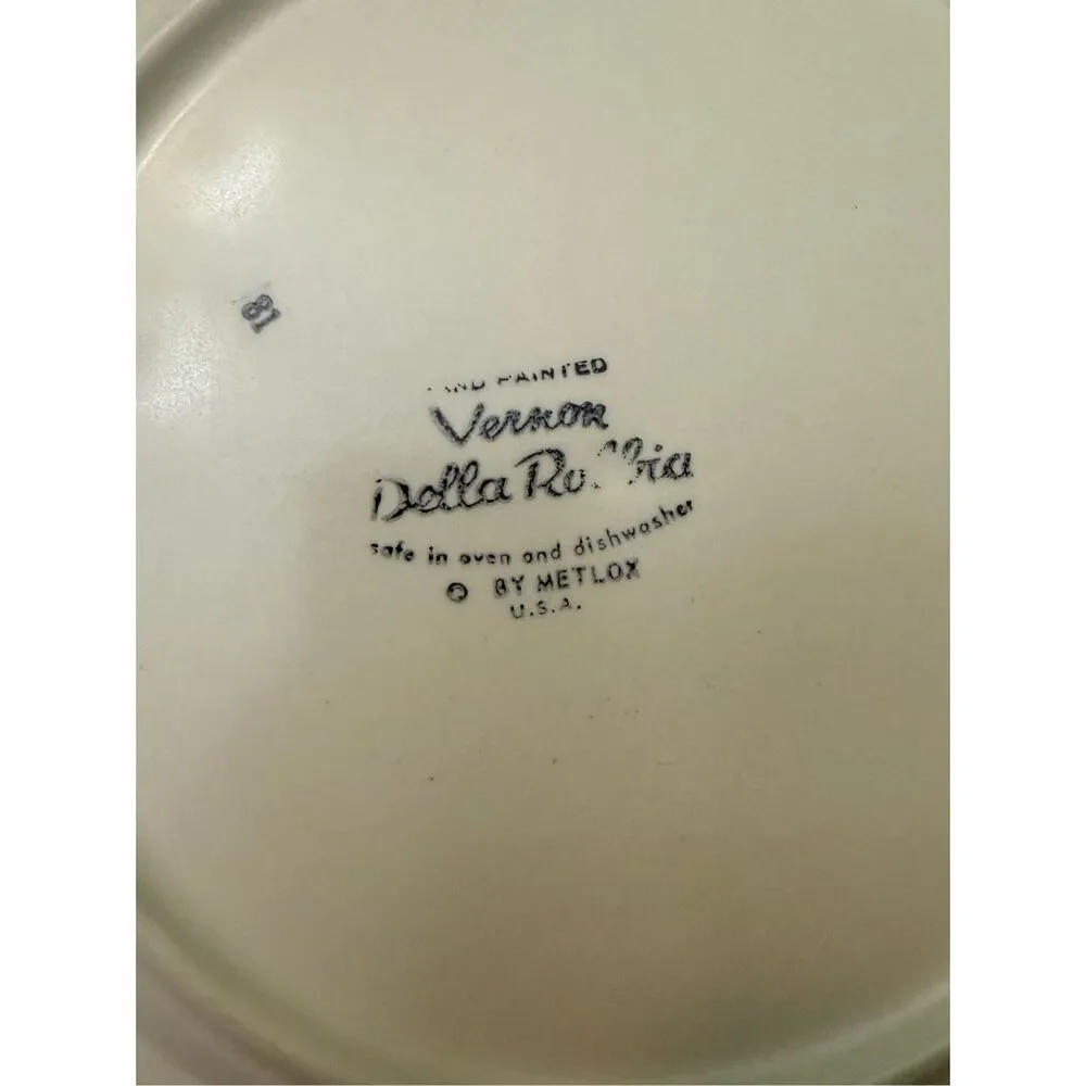 Metlox Vernonware Della Robbia Dinner Plates 1960’s Fruit Basket Pattern Embosse